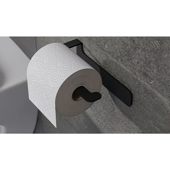 Camargue Antwerpen Papierrollenhalter - 16,5 x 9 x 5,5 cm, Schwarz, Matt - Eine Nahaufnahme eines Toilettenpapiers mit Herzmuster auf einem schwarzen Halter an einer strukturierten Badezimmerwand.