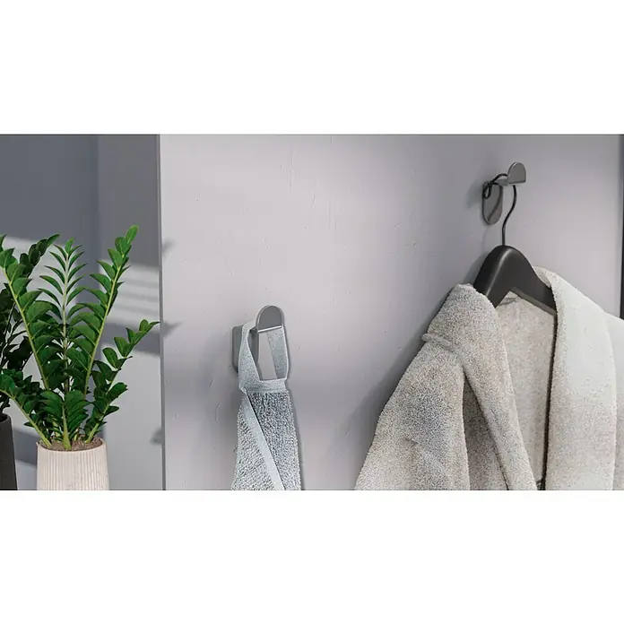 Camargue Antwerpen Handtuchhaken - 2 Stk., Edelstahl, Matt - Nahaufnahme eines an einer Wand hängenden Bademantels und eines Handtuchs, die eine entspannende Badezimmeratmosphäre schaffen.