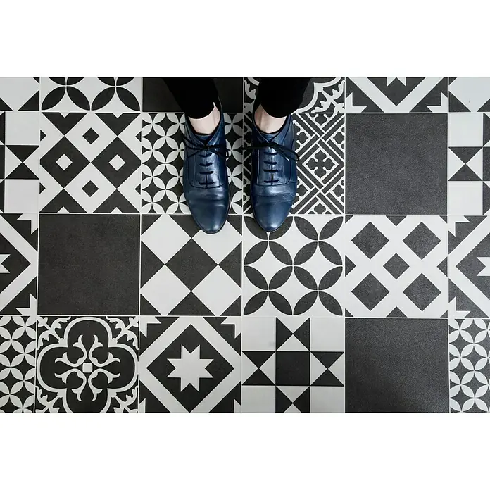 Beauflor PVC-Boden Meterware Hermes - 300 cm, Tile 16, Dunkelbraun/Beige - Blick von oben auf dunkelblaue Lederschuhe auf einem Schachbrettmusterboden. Der Fokus liegt auf den eleganten Schuhen und dem kontrastreichen Boden.