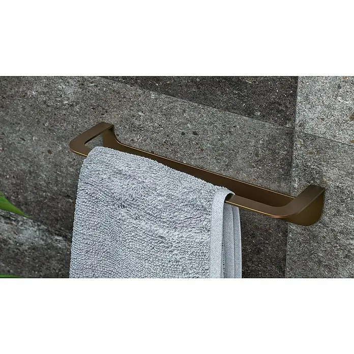 Camargue Antwerpen Handtuchhalter - Breite: 32 cm, Kupfer, Matt - Nahaufnahme eines bronzefarbenen Handtuchhalters mit einem grauen Handtuch an einer strukturierten Wand, der die Eleganz und Funktionalität hervorhebt.