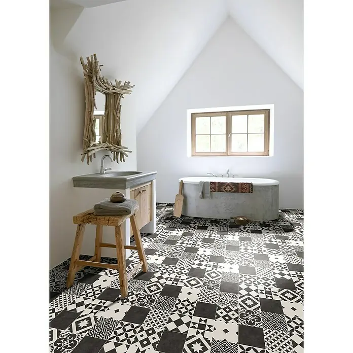 Beauflor PVC-Boden Meterware Hermes - 300 cm, Tile 16, Dunkelbraun/Beige - Badezimmer mit modernem Schwarz-Weiß-Fliesenmuster. Der Raum verfügt über ein Waschbecken und eine Badewanne. Ein Spiegel aus Treibholz hängt an der Wand.