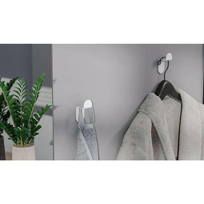 Camargue Antwerpen Handtuchhaken - 2 Stk., Weiß, Matt - Badezimmeransicht mit weißem Bademantel an einem schwarzen Kleiderbügel, Handtuch und grüner Pflanze.