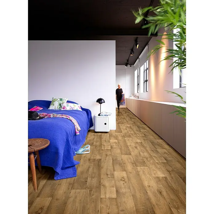 Beauflor PVC-Boden Meterware ThemisWood 03, Breite: 400 cm, Braun - Einladendes Schlafzimmer mit Fokus auf dem warmen Holzboden, der eine natürliche und gemütliche Atmosphäre schafft.
