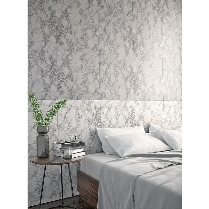 Nmc Decoflair Wandpaneel - Marble Grey, 100 x 50 cm, Kunststoff - Schlafzimmer mit Marmorwand: Elegantes Bett mit weißen Kissen und Überwurf vor einer stilvollen Marmorwand mit Nachttisch und Dekoration.