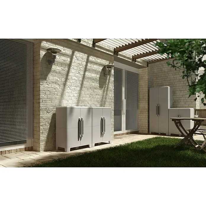 Terry Transforming Armario multiusos de plástico  Modular 4 + Modular 3 - 2 piezas - Varios armarios de plástico gris para exteriores en un patio con césped que ofrecen una solución de almacenamiento práctica y elegante.