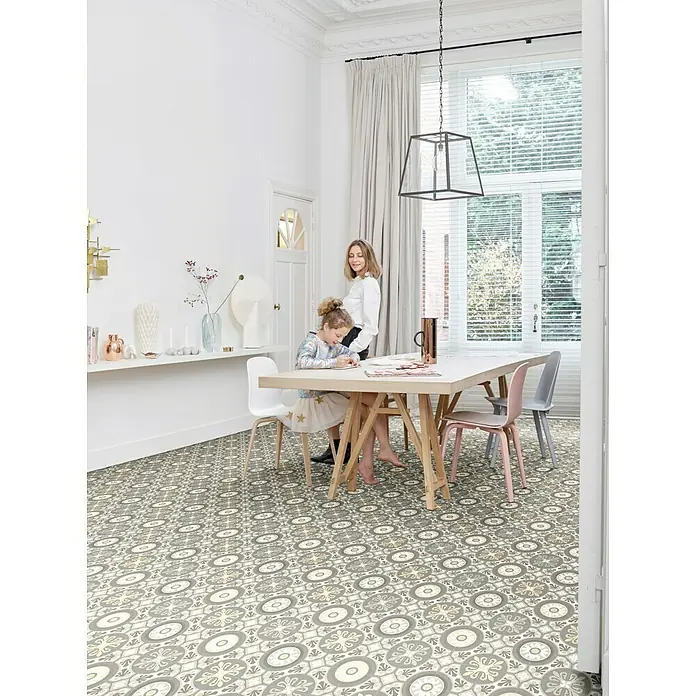 Beauflor PVC-Boden Meterware Hera - Sonstige, Breite: 400 cm, Hellgrau/Beige - Ein stilvoller Raum mit einem markanten Mosaikboden, der den Raum aufwertet und eine warme, einladende Atmosphäre schafft.