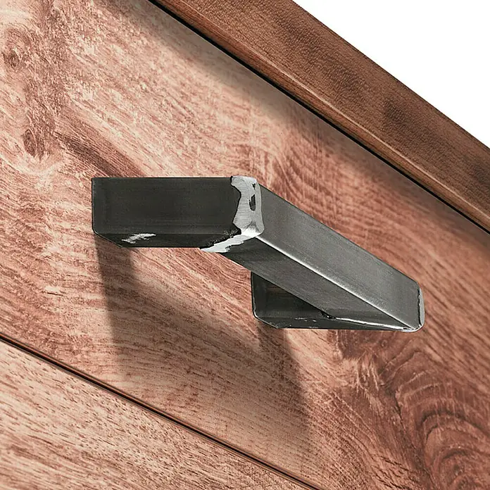 Häfele Tirador para muebles 100.45.309 - L x An x Al: 35 x 6 x 2 cm, Acero - Primer plano de un elegante tirador de mueble metálico en un cajón con textura de madera, resaltando su diseño moderno.