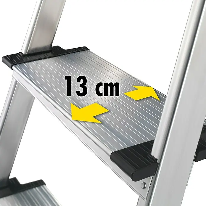 Hailo Stehleiter XXL - Anzahl Tritte: 4 Stk., Arbeitshöhe: 2,6 m, Belastbarkeit: 150 kg, Aluminium - Tritt einer silbernen Haushaltsleiter mit der Maßangabe 13 cm und gelben Pfeilen, die die Breite des Tritts hervorheben.
