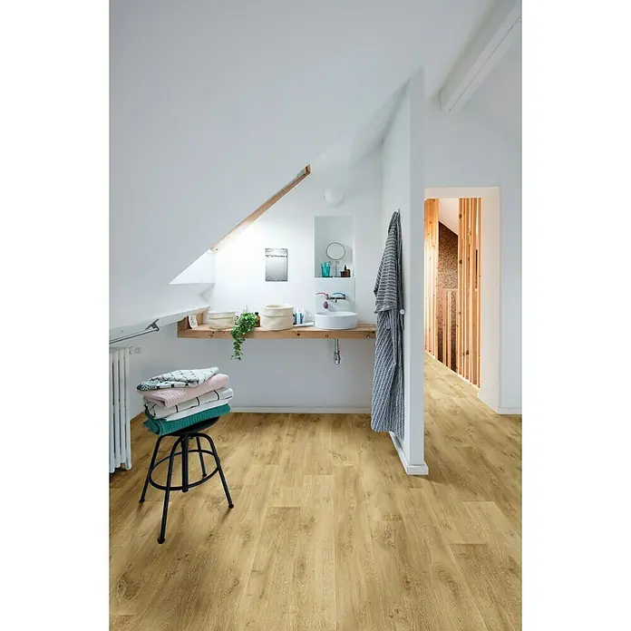 Beauflor PVC-Boden Meterware Themis - Wood 01, Breite: 400 cm, Braun - Ein modernes Badezimmer mit einem Waschtisch, einem Hocker mit Handtüchern und einem hellen Holzboden.
