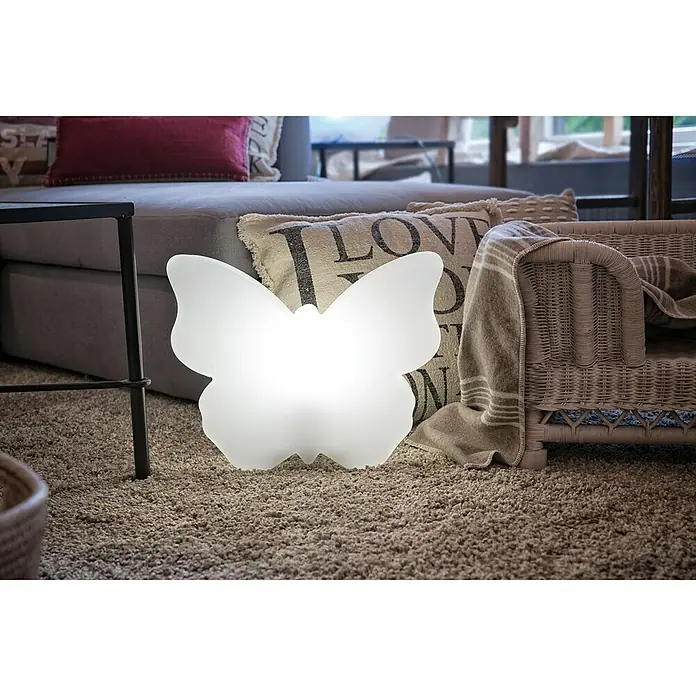 8 Seasons Design Shining Dekoleuchte Butterfly - 9 W, Weiß, L x B x H: 10 x 40 x 32 cm - Leuchtender Schmetterling: Eine dekorative Schmetterlingsleuchte erhellt einen Teppich in einem gemütlichen Wohnraum und schafft eine warme Atmosphäre.