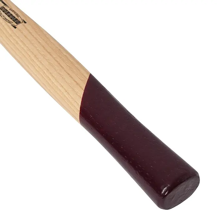 Wisent Schlosserhammer - 200 g, Holz Hickory - Nahaufnahme eines Axtstiels aus Holz mit dunkelbraunem Griffbereich.