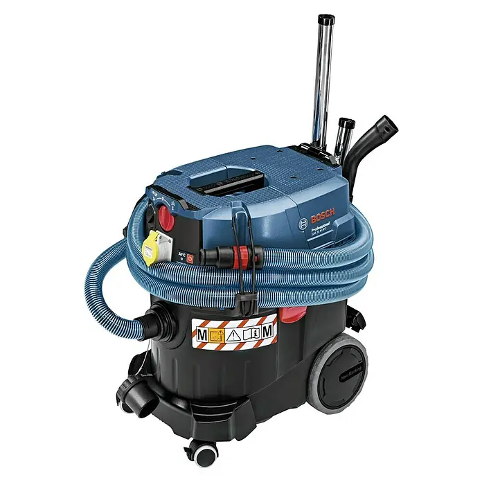 Bosch Professional Aspirador en seco y húmedo eléctrico GAS35M - 1.200 W, Volumen de recipiente: 35 l, Con bolsa - Imagen de un aspirador húmedo/seco Bosch Professional GAS 35 M AFC, con tapa azul, contenedor negro, manguera y accesorios.