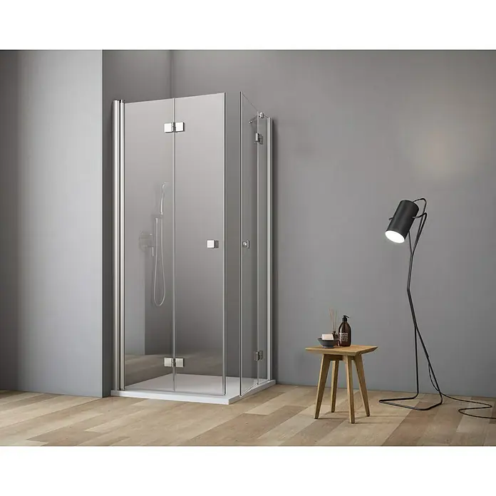 GEO Hit Eckdusche B-E430 - L x B x H: 90 x 90 x 202,2 cm, Unbeschichtet, Silber, Glasstärke: 6 mm - Abgebildet ist eine moderne, begehbare Duschkabine mit klaren Glaswänden und silbernen Beschlägen, die Eleganz und Funktionalität vereint.