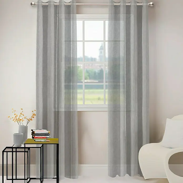 Visillo para ventana Ophelie - 140 x 250 cm, 100% poliéster, Gris - Cortinas grises translúcidas delante de una ventana, creando un ambiente elegante y aireado en la habitación.