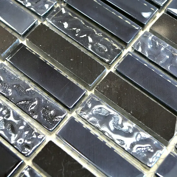 Mosaikfliese Stäbchen Crystal Mix XCM SM86 - 32,2 x 31 cm, Grau/Schwarz, Glänzend - Nahaufnahme von rechteckigen, glänzenden schwarzen Mosaikfliesen, die ein modernes und elegantes Design zeigen.