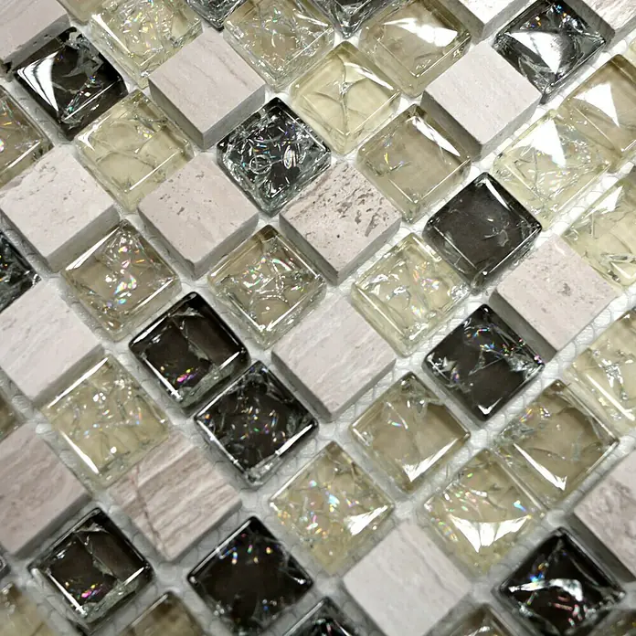 Mosaikfliese Quadrat Crystal Mix XIC 1052 - 30,5 x 30,5 cm, Grau, Glänzend - Nahaufnahme von Mosaikfliesen mit Glas- und Steinoptik in Grau- und Beigetönen, die eine elegante und moderne Oberfläche für Wände und Böden bieten.