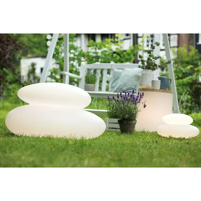 8 Seasons Design Shining LED-Dekoleuchte Stone XL - 6 W, Weiß, L x B x H: 55 x 69 x 40 cm - Eine stimmungsvolle Gartenbeleuchtung mit Steinlampen, die eine entspannte Atmosphäre schaffen. Die Lampen sind auf einem grünen Rasen platziert.