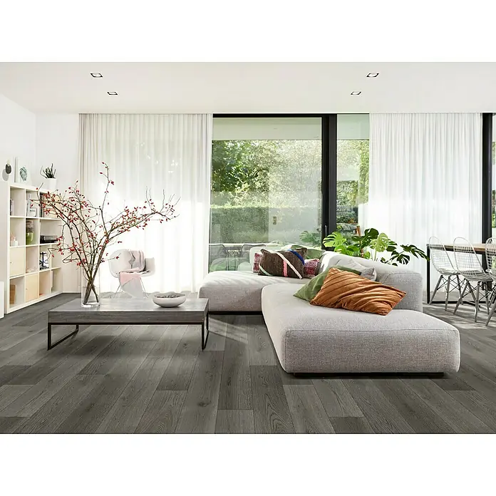 Beauflor PVC-Boden Meterware Jupiter400 cm, Wood 21, Dunkelgrau - Heller Wohnraum mit grauem Holzboden, der dem Raum eine moderne und einladende Atmosphäre verleiht und sich mit dem Interieur verbindet.
