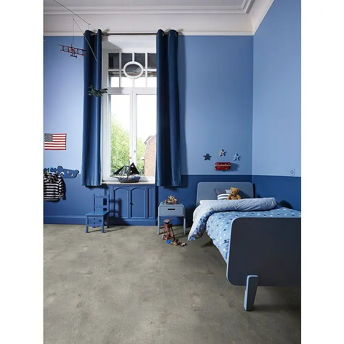 Beauflor PVC-Boden Meterware Hera - Sonstige, Breite: 400 cm, Grau - Blaues Kinderzimmer mit Bett, Fenster und Spielzeug. Das Zimmer ist in verschiedenen Blautönen gehalten und wirkt einladend.