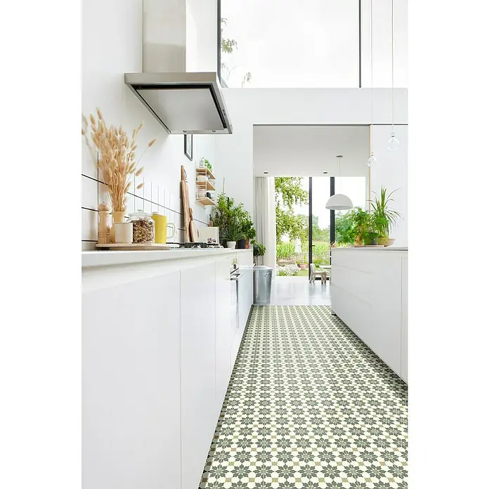 Beauflor PVC-Boden Meterware Artemis - 300 cm, Olivgrün/Beige - Moderner Küchenbereich mit floral gemusterten Fliesen, die dem Raum einen Hauch von Eleganz und Stil verleihen.
