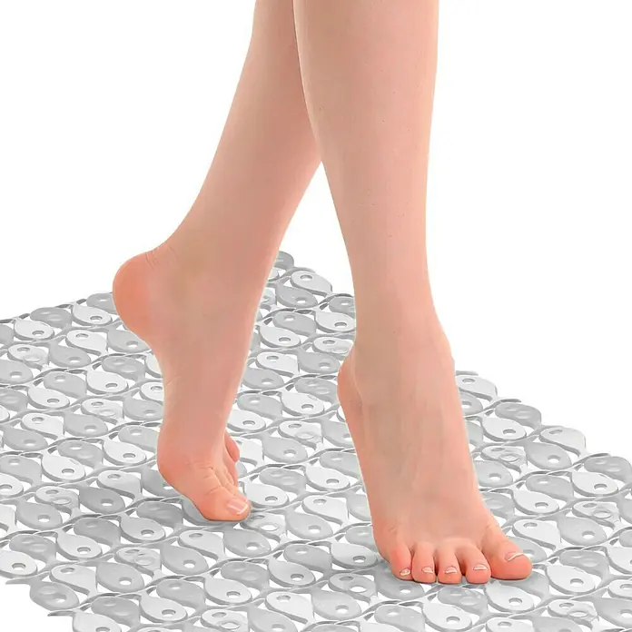 Tatay Antideslizante para bañera - 54 x 54 cm, Blanco - Primer plano de una alfombrilla de baño antideslizante con un patrón de yin-yang bajo los pies de una persona.