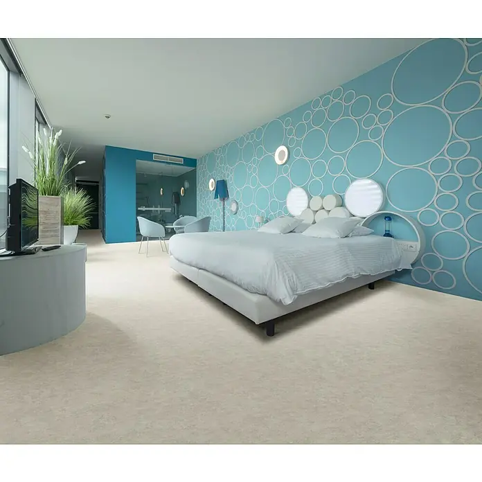 Beauflor PVC-Boden Meterware Orion - Sonstige, Breite: 400 cm, Hellgrau - Ein modernes Schlafzimmer mit einem großen Bett, einer blauen Akzentwand mit Kreismuster und einem eleganten, minimalistischen Design.