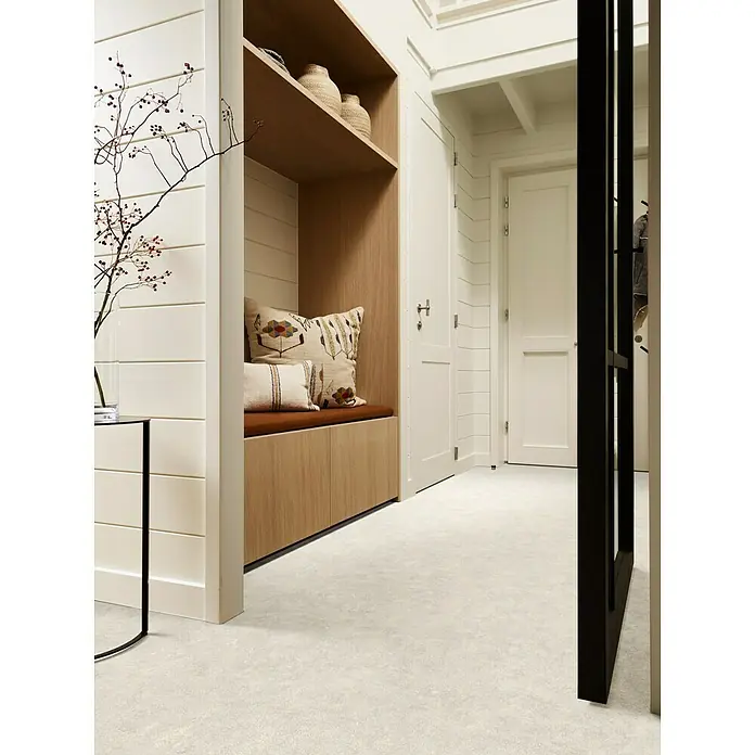 Beauflor PVC-Boden Meterware Orion - Sonstige, Breite: 400 cm, Hellgrau - Elegante Diele mit hellem Teppichboden, maßgefertigtem Holzeinbau und rustikalem Charme durch Deko-Elemente.