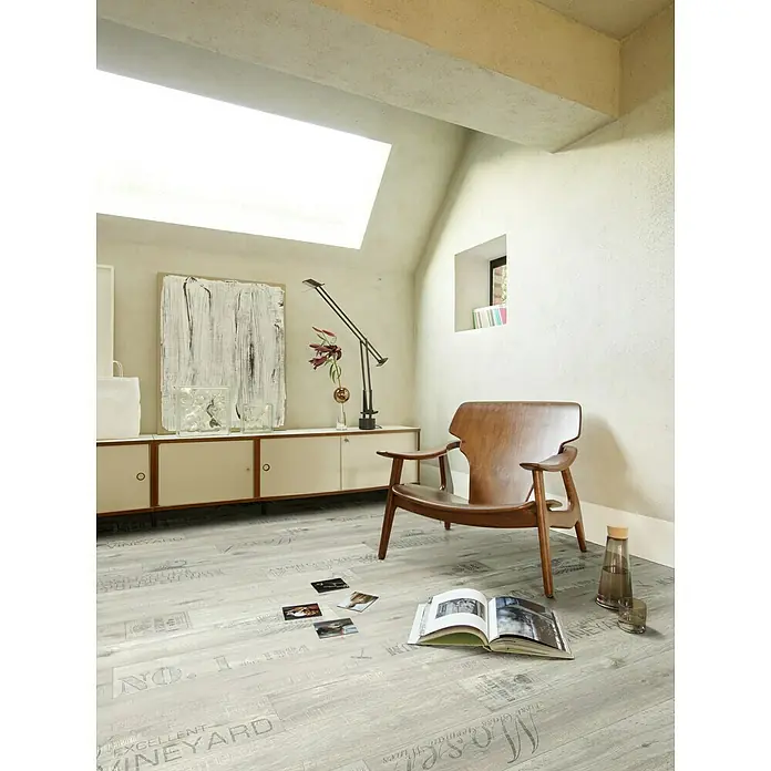 Beauflor PVC-Boden Meterware Orion - Holzoptik, Breite: 400 cm, Grau - Heller Raum mit auffälligem Vinylboden im Vintage-Stil. Der Boden ist mit Weinmotiven bedruckt und verleiht dem Raum einen besonderen Charme.