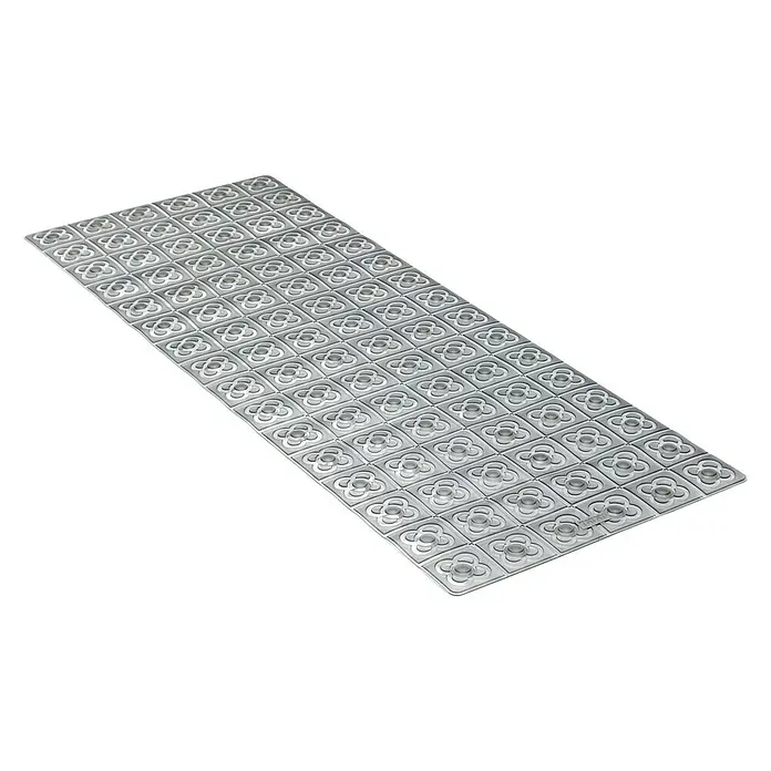 Tatay Alfombra antideslizante para ducha BCN - 36 x 96 cm, PVC, Antracita - Primer plano de una baldosa plateada de Barcelona dentro de su blíster, mostrando el icónico diseño de Antoni Gaudí. Ideal para recuerdos y decoración.