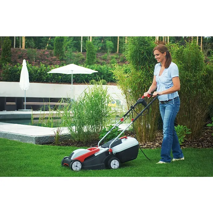 AL-KO Elektro-Rasenmäher 3.82 SE - 1.400 W, Schnittbreite: 38 cm - Frau mäht Rasen mit einem modernen Rasenmäher. Der Rasenmäher hat ein rotes und graues Gehäuse mit einem Grasfangkorb.
