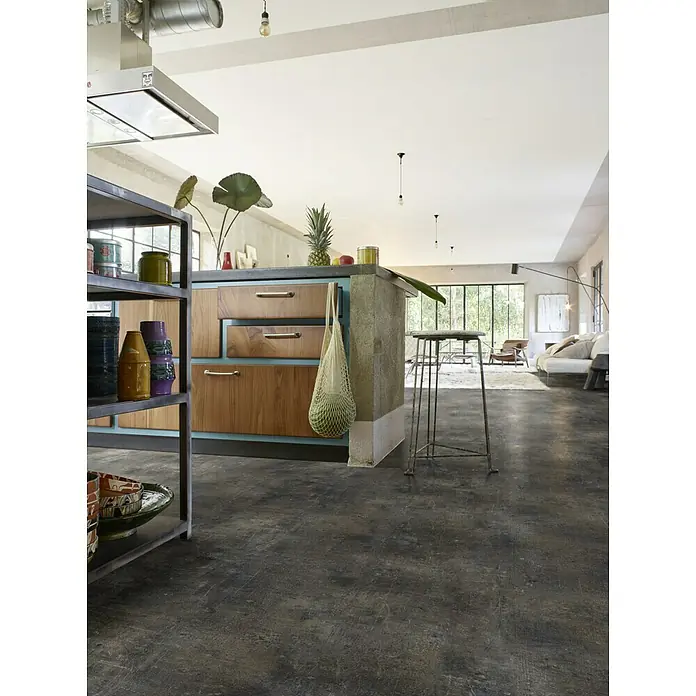 Beauflor PVC-Boden Meterware Cupid - Sonstige, Breite: 400 cm, Grau/Braun - Ein Küchendetail zeigt Regale, eine Kücheninsel mit Holzelementen und einen Barhocker, ergänzt durch eine Betonboden für einen modernen Look.