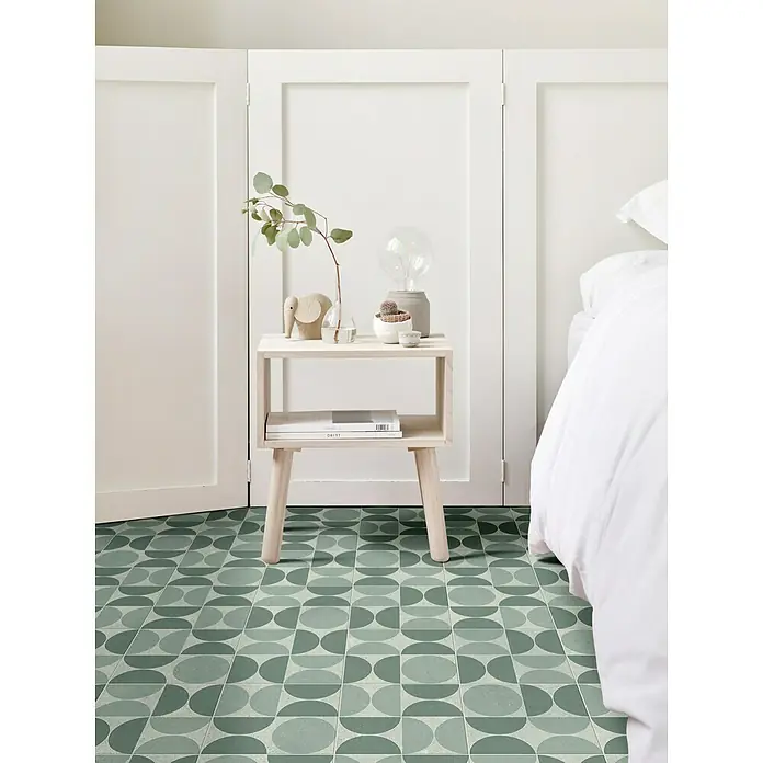 Beauflor PVC-Boden Meterware Calypso - 400 cm, Olivgrün - Ein schickes Schlafzimmer mit einem auffälligen Retro-Fliesenboden in Grün- und Grautönen, das dem Raum einen Hauch von Vintage-Charme verleiht.