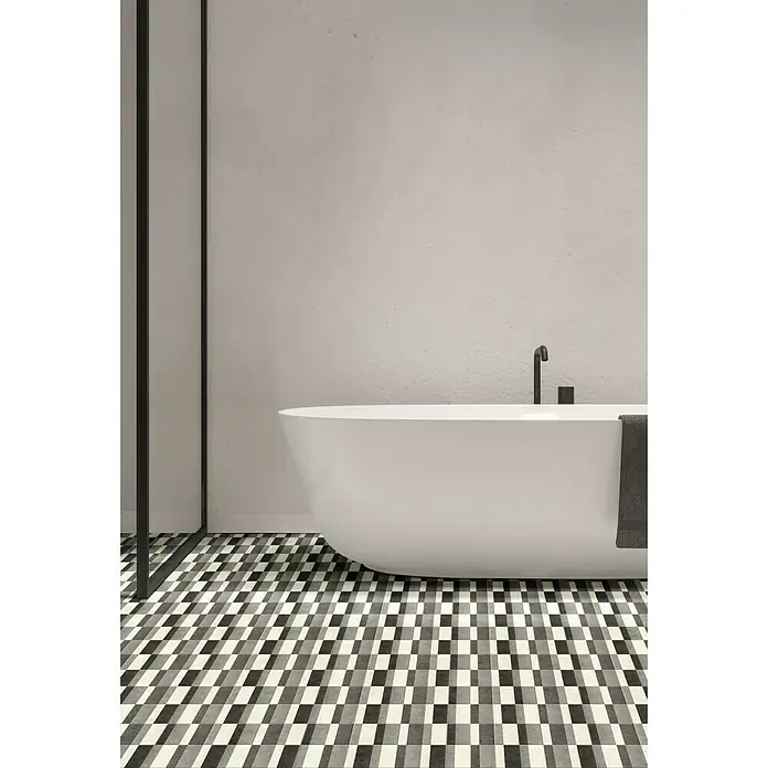 Beauflor PVC-Boden Meterware Calypso - Sonstige, Breite: 400 cm, Schwarz/Grau/Weiß - Ein stilvolles Badezimmer mit einer freistehenden Badewanne, dunklen Armaturen und einem geometrischen schwarz-weiß Fliesenmuster.