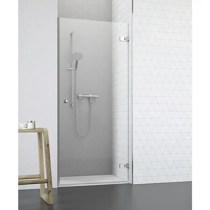 Camargue Air Nischendusche C21+C29 - 72,5 x 200 cm, Beschichtet, Chrom, 8 mm - Duschabtrennung aus Glas mit silbernen Beschlägen und einer Armatur, die ein modernes und minimalistisches Badezimmerdesign zeigt.
