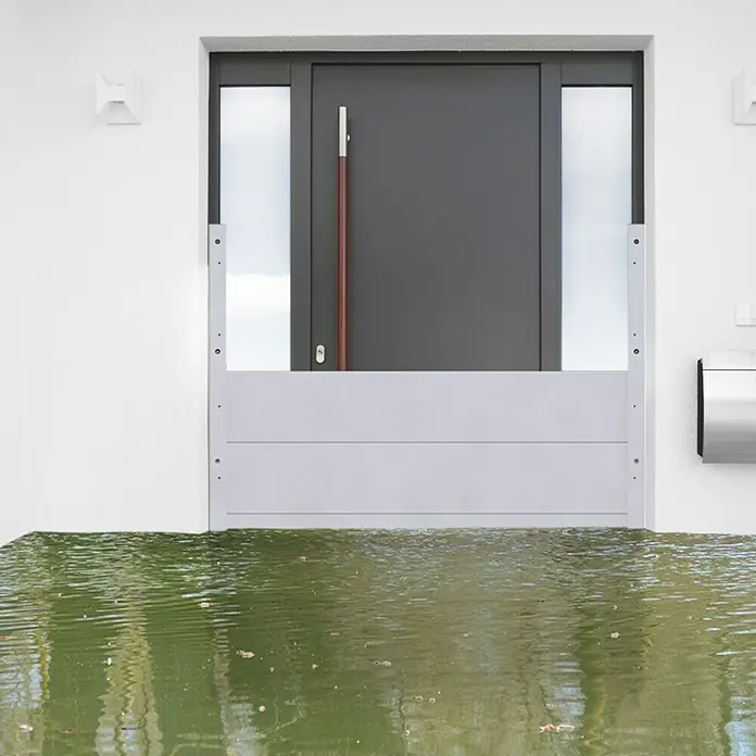 Masys Hochwasser-Kit Standard120 x 80 cm - Der modulare Hochwasserschutz vor einer Haustür schützt das Gebäude vor Überschwemmungen und Wasserschäden.