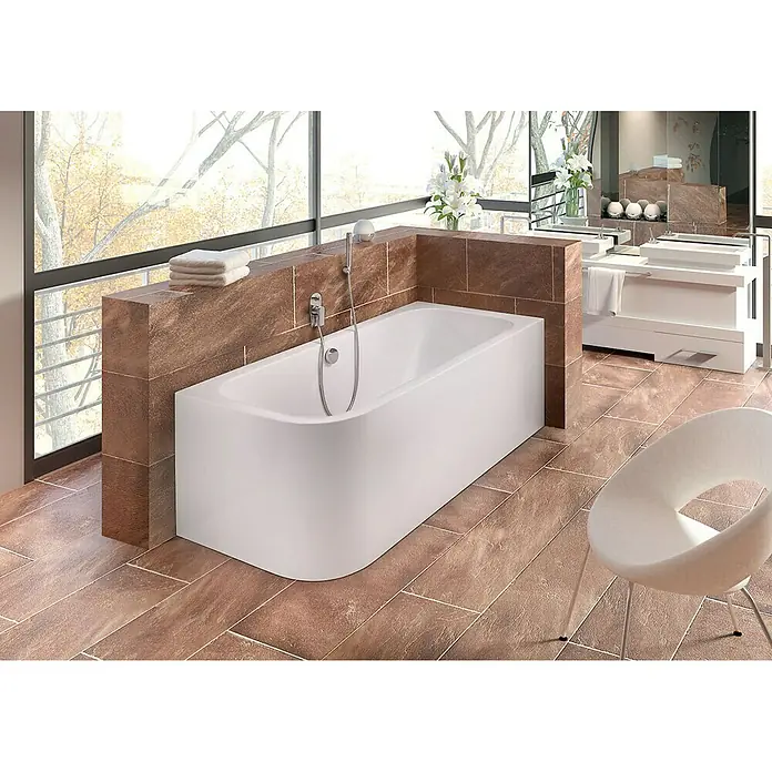 Ottofond Badewanne Bonita - 180 x 80 cm, Sanitäracryl, Weiß, Links, Mit Ab- und Überlaufgarnitur - Ein modernes Badezimmer mit einer rechteckigen Badewanne aus weißem Material. Durch das Fenster sieht man eine schöne Herbstlandschaft.