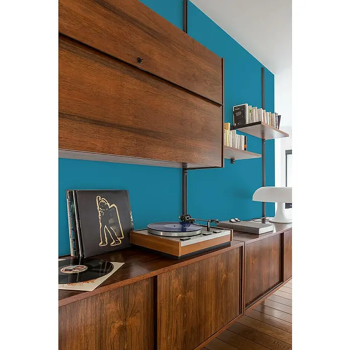Libéron Tinte para madera acrílico paleta rústica - Wengué, 250 ml - Equipo de música vintage con tocadiscos, discos y muebles de madera contra una pared azul. Interior elegante con diseño retro.