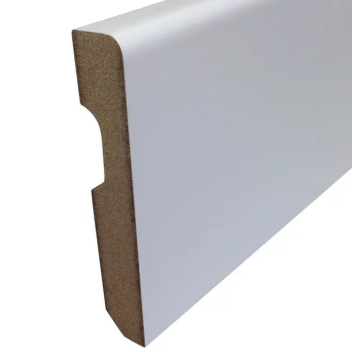 Rufete Rodapié MDF rechapado en melanima - 224 cm x 14 mm x 70 mm, MDF - Primer plano de un rodapié blanco con borde redondeado y conducto para cables, ideal para interiores modernos.