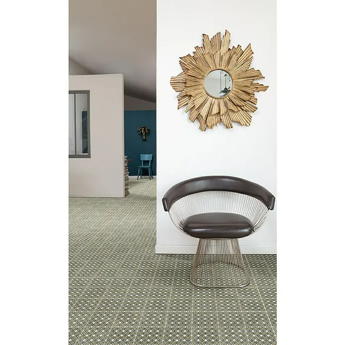 Beauflor PVC-Boden Meterware Calypso - Tile 03, Breite: 400 cm, Olivgrün/Beige - Ein modernes Interieur mit einem auffälligen Spiegel über einem stilvollen Stuhl, ergänzt durch einen gemusterten Bodenbelag.