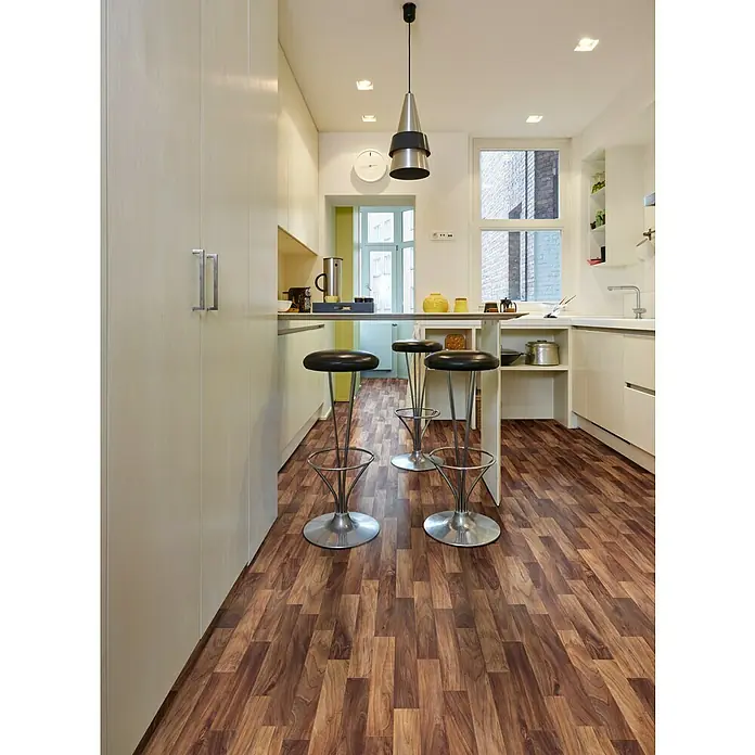 Beauflor PVC-Boden Meterware Hera - Holzoptik, Breite: 400 cm, Braun - Moderne Küche mit Holzboden, Barhockern und einer stilvollen Pendelleuchte. Helle Farben und minimalistisches Design schaffen eine einladende Atmosphäre.