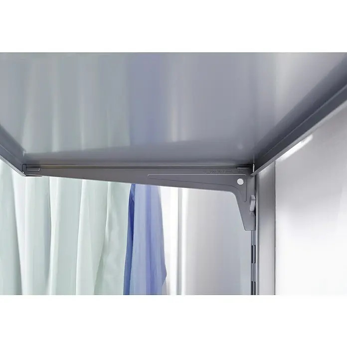 Element System Pro-Träger S 50Länge: 50 cm, Weiß, Belastbarkeit: 60 kg - Nahaufnahme eines silbernen Regalsystems mit Hemden im Hintergrund, das ein modernes und praktisches Aufbewahrungssystem zeigt.