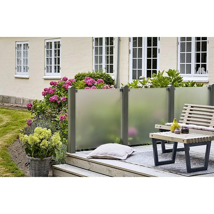 Plus Sichtschutzelement Futura - 90 x 91 cm, Glas, Matt satiniert - Gartenterrasse mit Windschutzwand aus Glas und Holz mit Tisch und Bank. Ein stilvoller und funktionaler Außenbereich zum Entspannen.