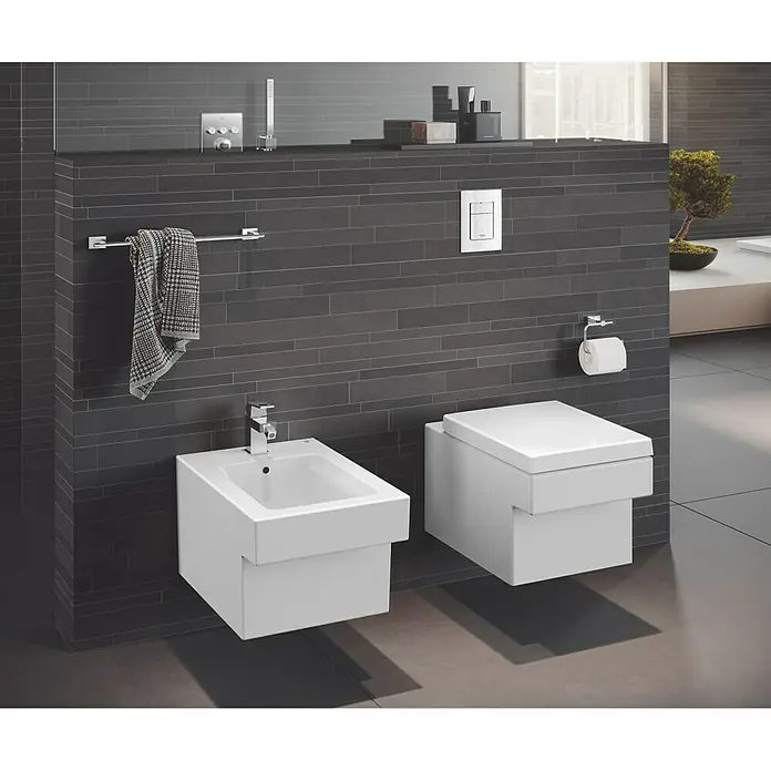 Grohe Eurocube Bidetarmatur - Chrom, Glänzend - Modernes Badezimmerdesign mit einem wandhängenden Bidet und einer Toilette in Weiß, die ein minimalistisches und stilvolles Ambiente schaffen.