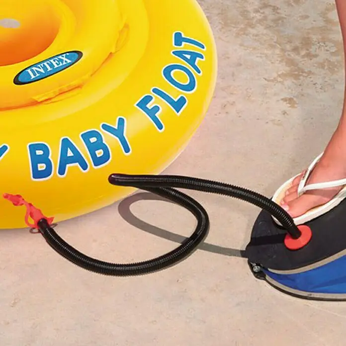 Intex Pedal de bomba - Apto para: Balones, Altura: 28 cm - Un flotador amarillo Intex para bebés que se está inflando con una bomba de pie negra.