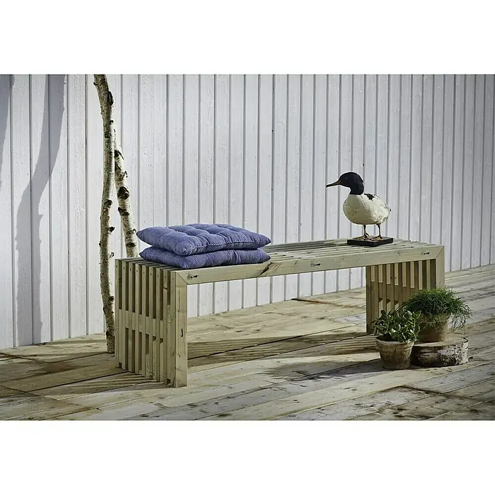 Plus Gartenbank RustikB x T x H: 138 x 49 x 45 cm, Nadelholz, Natur - Einrichtungsidee für den Außenbereich mit einer Holzbank, blauen Kissen und einer dekorativen Entenfigur.