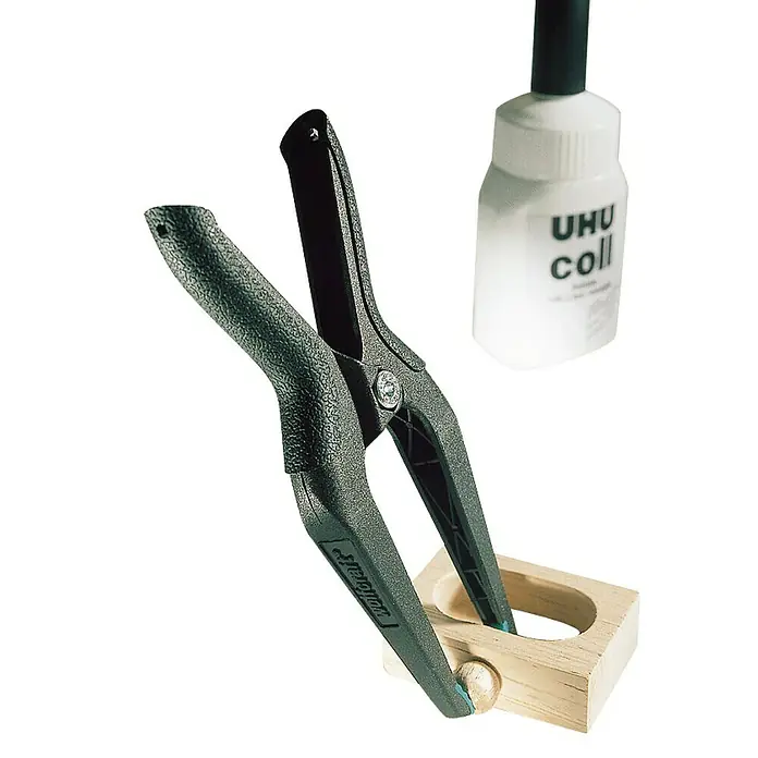 Wolfcraft Pinza con resorte 3431000 - Anchura de sujeción: 60 mm - La mordaza de una mano Wolfcraft en uso, junto con una botella de pegamento UHU. Ideal para proyectos de madera.