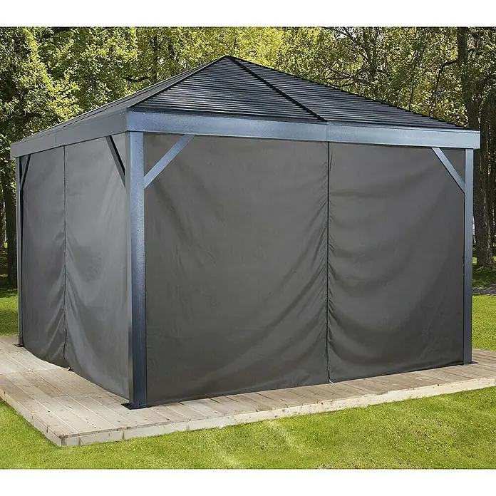 Sojag Pavillon-Seitenwände South Beach - Für Sojag Pavillon South Beach 12x12 - Geschlossener Pavillon auf einer hölzernen Plattform, umgeben von Rasen und Bäumen. Er spendet Schatten und bietet Privatsphäre im Garten.