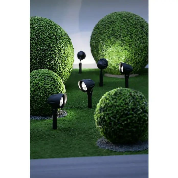 Starlux LED-Gartenspot-Set Bari - 4 W, IP44, Schwarz - Schwarze Gartenstrahler beleuchten grüne Zierkugeln und schaffen eine stimmungsvolle Atmosphäre im Garten. Perfekt für Akzentbeleuchtung.