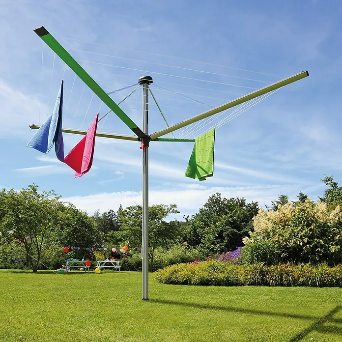 Blome Wäschespinne Easy - Länge Wäscheleine: 50 m, Geeignet für Anzahl Waschmaschinenfüllungen: 4 Stk., Durchmesser offen: 2,64 m - Drehwaschspinne im Garten mit bunten Tüchern zum Trocknen aufgehängt. Ein praktischer Helfer für die Wäschepflege im Freien.