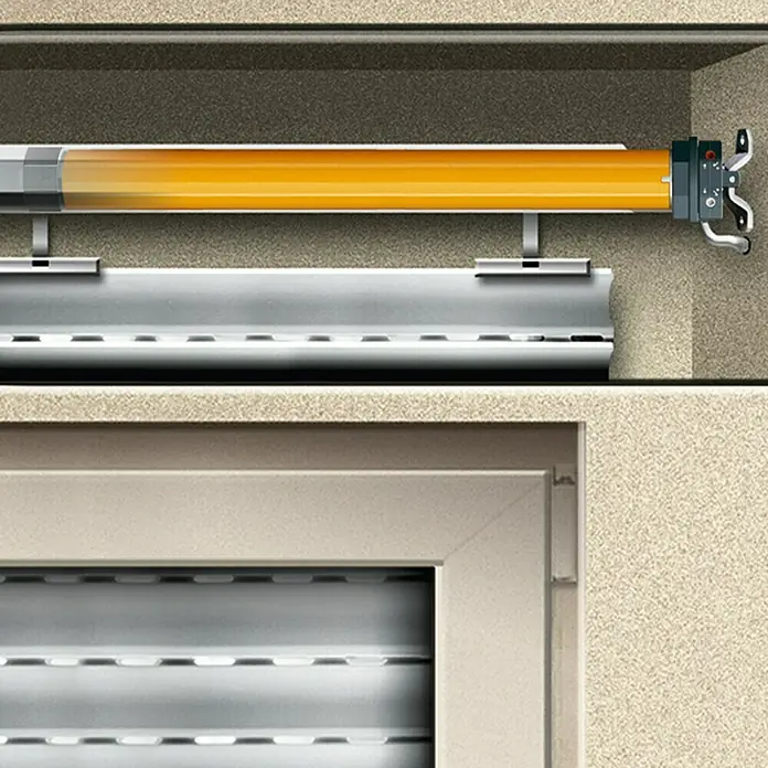 Schellenberg Motor tubular Maxi Action - Superficie de persiana enrollable máx.: 3 m² para persianas de plástico, Longitud de instalación: 500 mm, Fuerza de tracción: 15 kg - Primer plano de un sistema de persiana enrollable con una caja de persiana enrollable bien visible y las lamas.